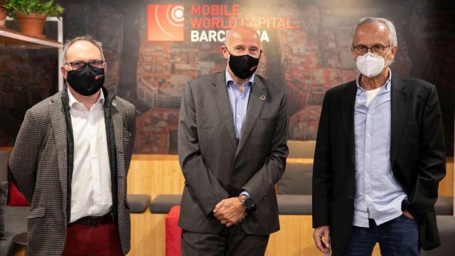 Los ejecutivos de MWC Eduard Martín y Carlos Grau con el doctor Bonaventura Clotet en la firma del acuerdo de colaboración en proyectos de tecnología y salud / MWCAPITAL