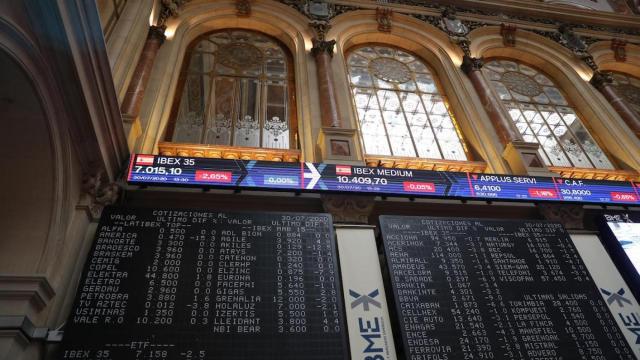 Interior de la Bolsa de Madrid, con los paneles del Ibex 35 / EP