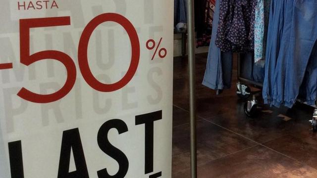 Cartel de rebajas en una tienda de ropa / EP