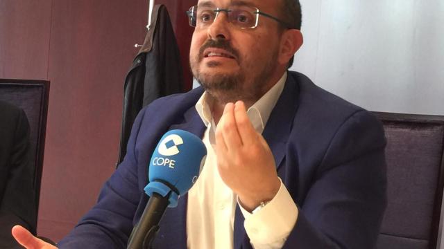 Alejandro Fernández, portavoz del PP en el Parlament, en el programa Converses de la Cadena Cope.