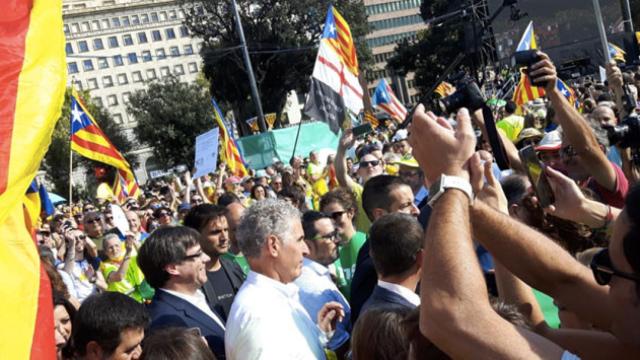 Carles Puigdemont, presidente de la Generalitat, llega a la manifestación independentista de la Diada donde defendió el referéndum / EFE