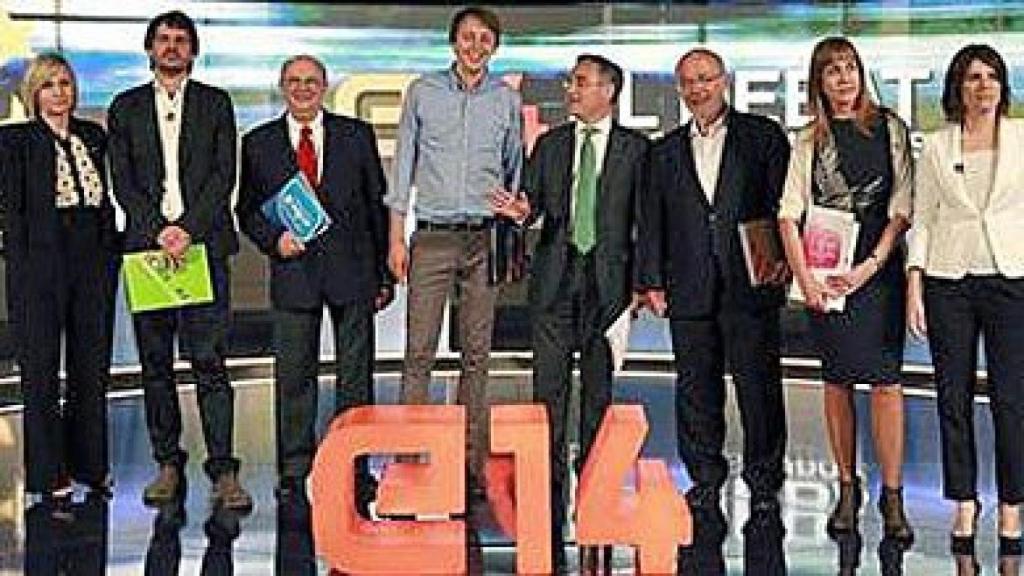 Los participantes en el debate, junto a las moderadoras