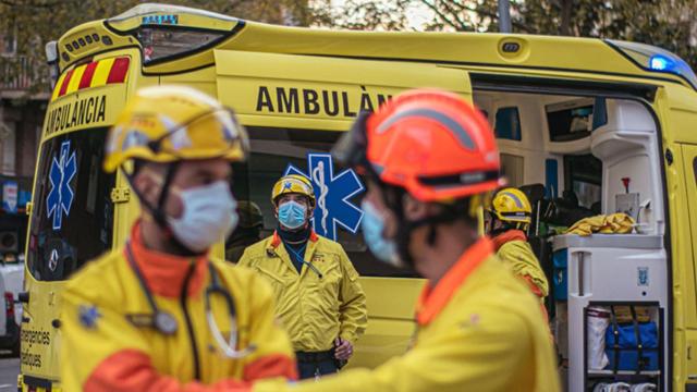 Imagen de sanitarios del SEM con una ambulancia de fondo / Cedida