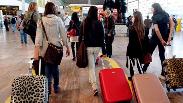 Puerta de embarque aeropuerto de El Prat, donde niegan a una familia que viaje a Sierra Leona para evitar la ablación de su hija / EFE