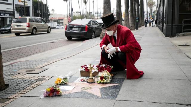 El autoproclamado Embajador de Hollywood, Gregg Donovan, deposita un ramo de flores en la estrella de Poitier, en el paseo de la fama / EFE