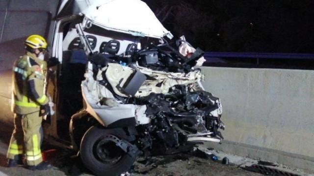 Imagen de la furgoneta tras la colisión con el camión frigorífico en la AP-7 en Tarragona / BOMBERS