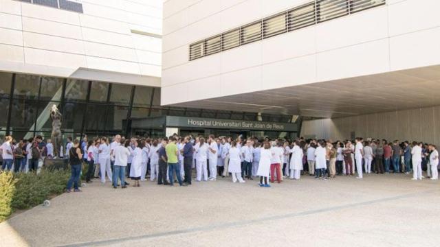 Médicos del Hospital Sant Joan de Reus (Tarragona), donde se detectó un brote de sarna, en una protesta / CG