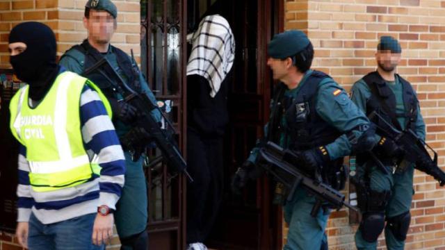 Imagen de archivo de la detención en Lleida de los tres presuntos yihadistas de origen paquistaní / EFE