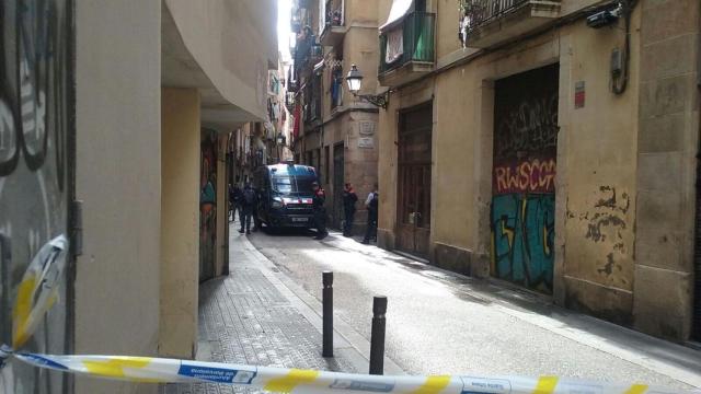 El carrer d'En Roig cortado durante la intervención al narcopiso / CG