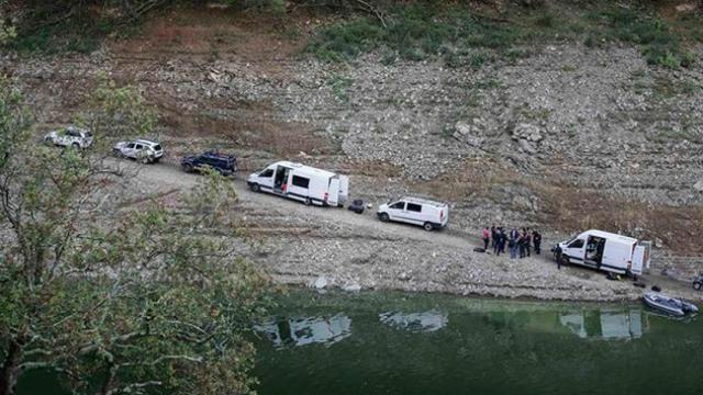 Los Mossos d'Esquadra, reunidos en el pantano de Susqueda (Girona) tras hallar los cuerpos de Marc y Paula / EFE