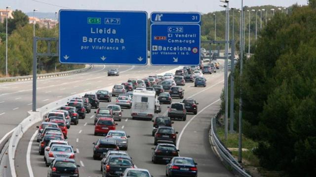 Imagen de archivo de una retención en la autovía AP-7 a su paso por Barcelona / CG