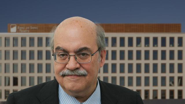 Andreu Mas-Colell, presidente del Banco de Sagre y Tejidos, frente a la sede / CG