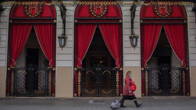 Una transeúnte circula por delante del Hotel Palace Barcelona / EP