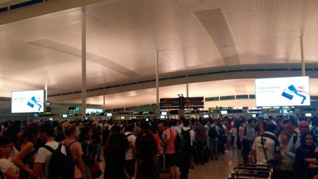 Imagen de las colas del aeropuerto de El Prat del lunes / CG