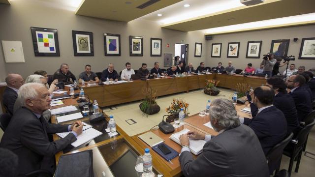 Mesa de negociación entre los sindicatos de la estiba, la patronal Anesco y representantes de Fomento / EFE