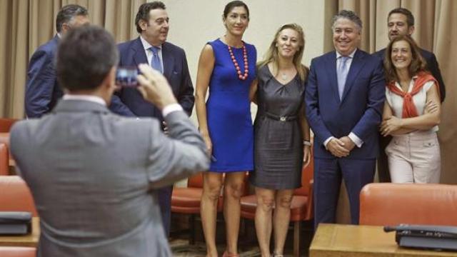 Tomás Burgos, el segundo por la derecha, se fotografía junto a compañero del partido antes de comparecer en la Comisión de Presupuestos