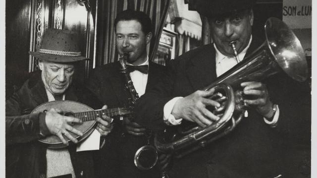 Picasso, Paco Muñoz y el anticuario Affentranger en una imagen tomada por Lucien Clergue en 1959 / Atelier Lucien Clergue / Succesión Pablo Picasso, VEGAP, Madrid