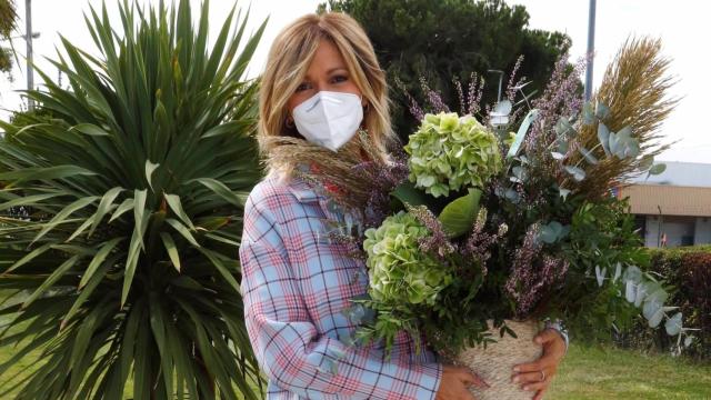 La presentadora catalana Susanna Griso sujeta un ramo de flores / EP