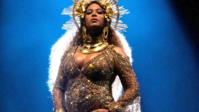 Beyoncé, embarazada de mellizos, luce un vestido escotado y ceñido / EP