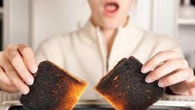 Las tostadas uno de los alimentos en los que puede aparecer acrilamida