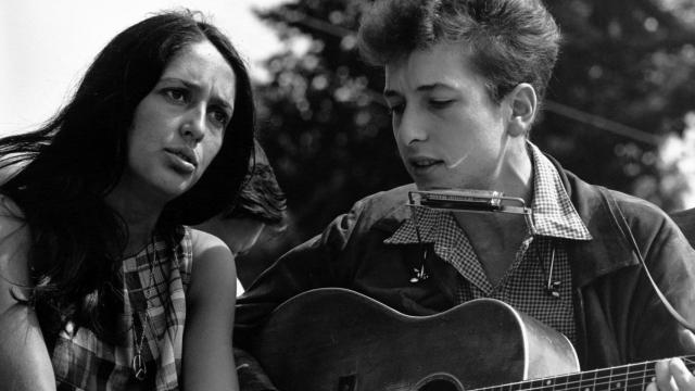 Joan Báez con Bob Dylan, músicos que cambiaron la historia con su mensaje de paz / ROWLAND SCHERMAN