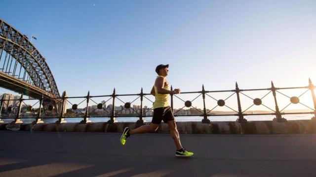 Runner en plena carrera para la cual es beneficiosa la técnica del skipping / Chander R en UNSPLASH