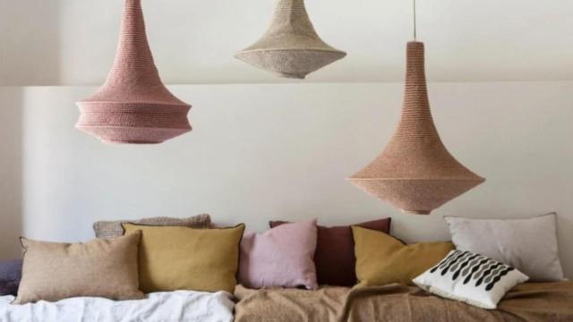 Cojines y lámparas de una de las tiendas online de decoración / RUE VINTAGE 74