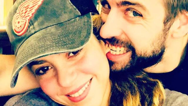 Gerard Piqué muerde una oreja a Shakira / INSTAGRAM