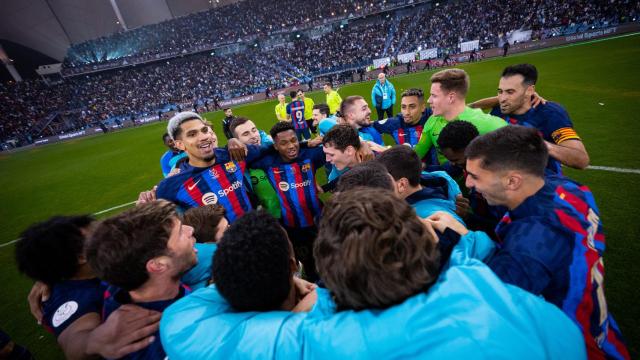 La plantilla del Barça celebrando la Supercopa de España / FCB