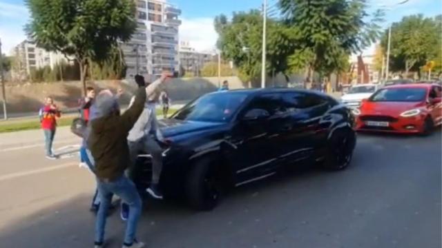 Dos aficionados asaltan el coche de Umtiti al abandonar la Ciutat Esportiva Joan Gamper / Chiringuito