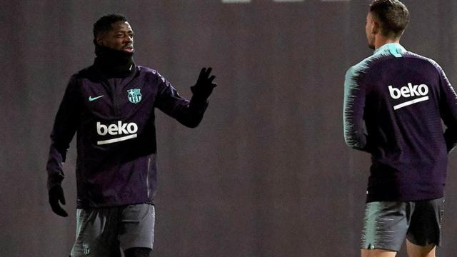 Dembelé y Lenglet conversan durante un entrenamiento del Barça / EFE