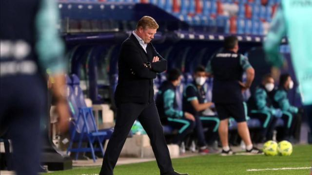 Koeman dirigiendo el partido del Barça contra el Levante / FC Barcelona