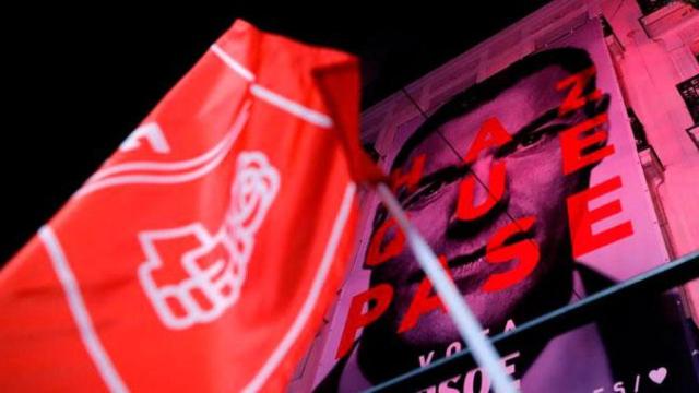 Sede del PSOE en la calle Ferraz de Madrid poco antes de la comparecencia de Pedro Sánchez, que ha vencido tanto en el Congreso como en el Senado este 28A / EFE