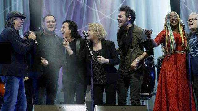 El cantante Joan Manuel Serrat (i), acompañado por Lucrecia (2-d) y Marina Rosell (c) entre otros, durante el Gran concierto por las personas refugiadas celebrado en el Palau Sant Jordi de Barcelona  / EFE