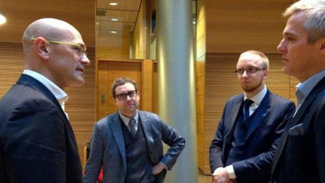 El consejero catalán de Exteriores, Raül Romeva, junto a varios diputados finlandeses, entre ellos Simon Elo (segundo por la derecha), miembro de la ultraderecha / CG