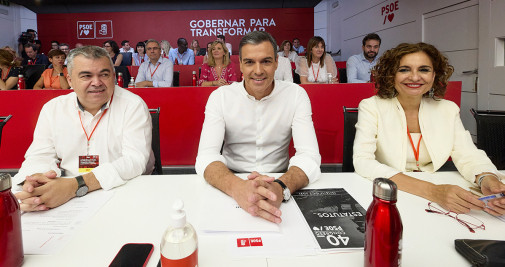 (I-D) El secretario de Organización del partido socialista, Santos Cerdán; el presidente del Gobierno, Pedro Sánchez; y la ministra de Hacienda y Función Pública, María Jesús Montero / EUROPA PRESS