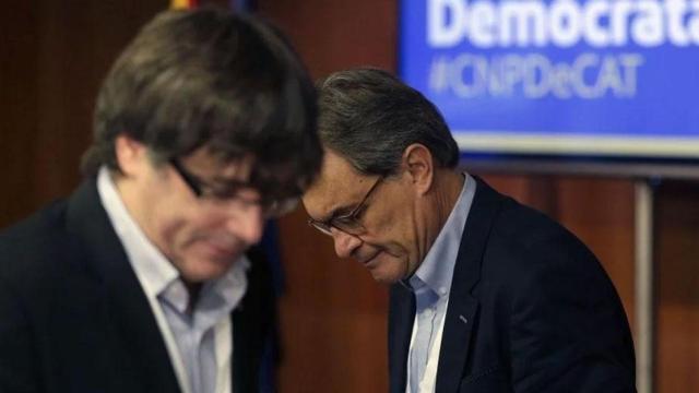 Una foto de archivo de los expresidentes de la Generalitat Carles Puigdemont y Artur Mas, antiguos mandatarios de CDC, en un acto del PDECat / EFE