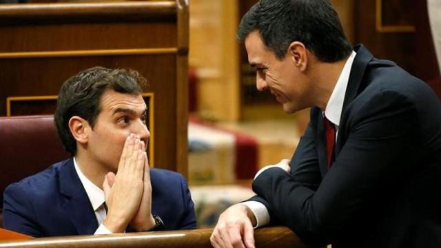 Albert Rivera, contrario a aplicar indultos a los independentistas, y Pedro Sánchez en el Congreso en una imagen de archivo / EFE