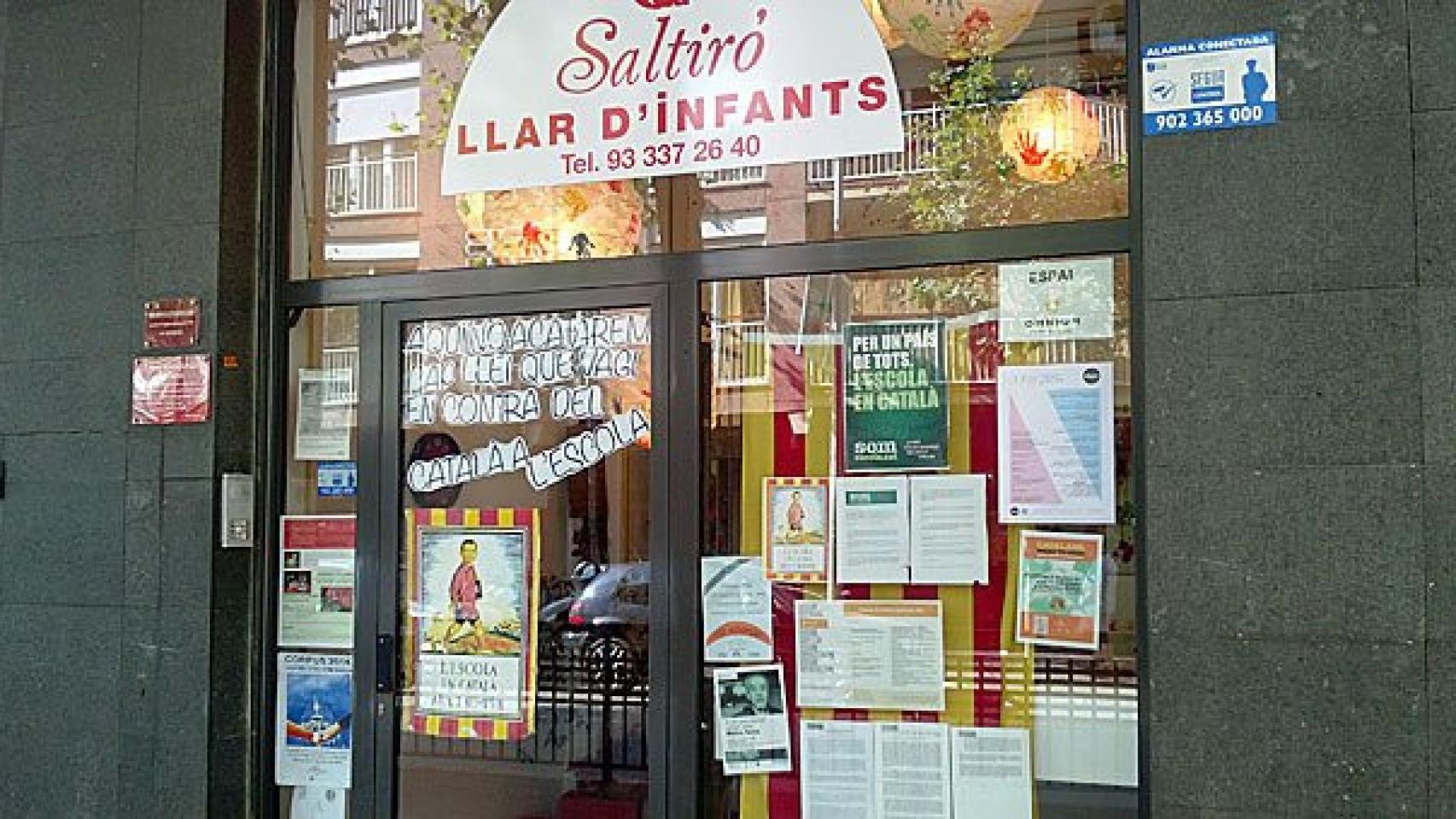 Puerta de entrada a la guardería Saltiró, de Hospitalet de Llobregat