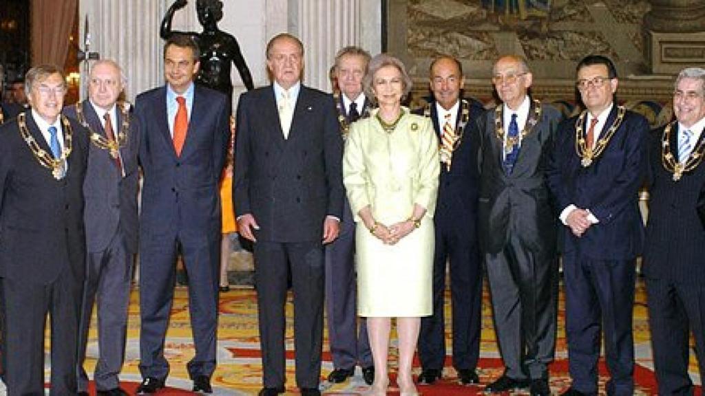 Los 'padres' de la Constitución, junto a los Reyes y al entonces presidente del Gobierno, en 2004