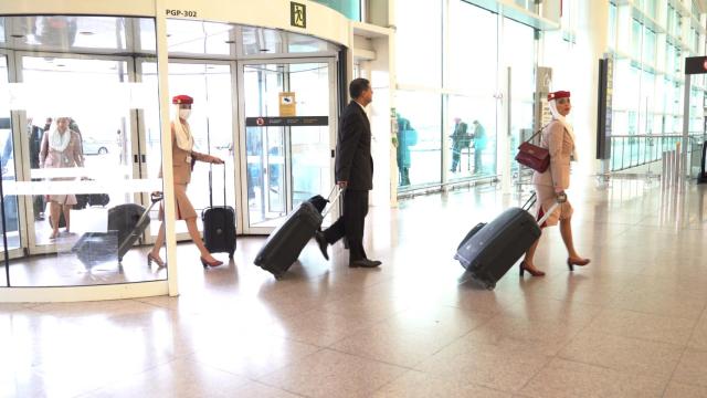 Pasajero dirigiéndose hacia la puerta de embarque, donde la policía impidió a una familia de Sant Joan Despí embarcar a un vuelo con destino a Sierra Leona / CG