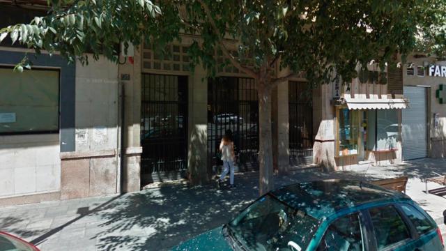 El portal de Lleida donde el conductor de un patinete agredió a dos policías / GOOGLE STREET VIEW