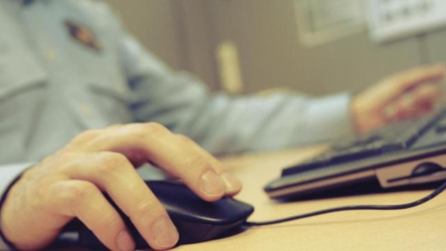 Un agente de los Mossos revisa las redes sociales, en las que el detenido vertió todo tipo de mensajes xenófobos y misóginos / MOSSOS