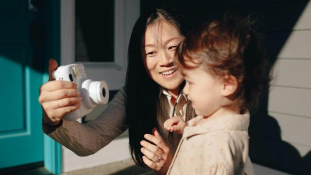 Una madre hace fotos a su hija para subirla a la red / PEXELS