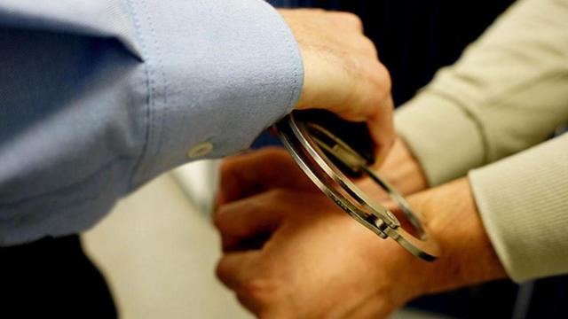 Un mosso coloca las esposas a un detenido / MOSSOS