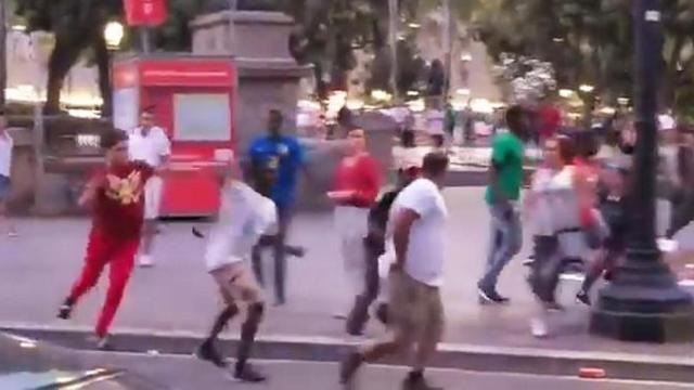 Imagen de la agresión de un mantero a un turista de EEUU en Barcelona el miércoles / CG