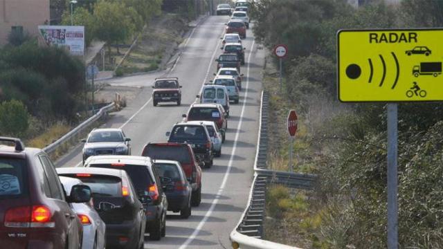 Tramo de una carretera señalizado con un radar / EFE