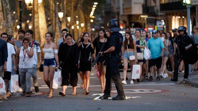 Los Mossos d'Esquadra evacúan a vecinos y turistas tras la masacre de Las Ramblas / EFE