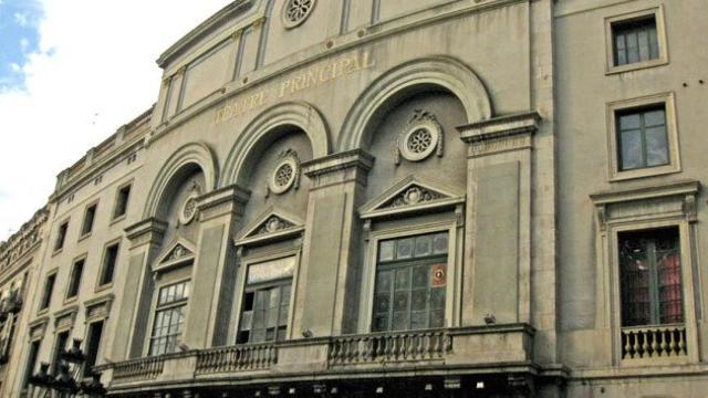 Fachada del Teatro Principal de Barcelona, que persiguen los fondos tras hundirse la negociación con el Ayuntamiento / CG