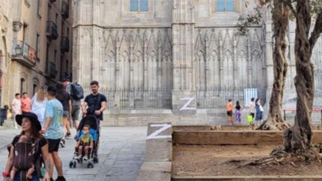 La catedral de Barcelona, que ha amanecido con pintadas del símbolo Z en apoyo a las tropas rusas / CEDIDA